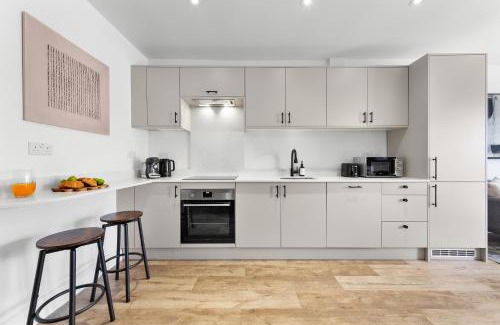 Friern Barnet Apartment | Contemporary 2BR Apt, Near Station, Free WIFI