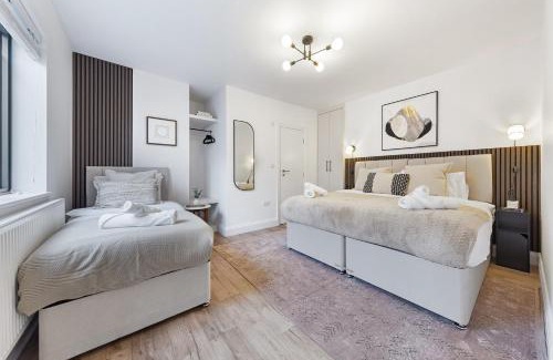 Friern Barnet Apartment | Contemporary 2BR Apt, Near Station, Free WIFI
