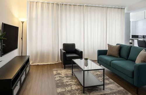 East Hyde Park Apartment | Contemporary 2BR Apartment in Vibrant Hyde Park