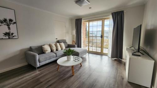Manuka House | Contemporary 2BR Apt w Free Parking - Hosted by Canstay