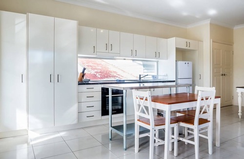 Ashgrove Apartment | Contemporary 2BR Escape Upper Level Sanctuary