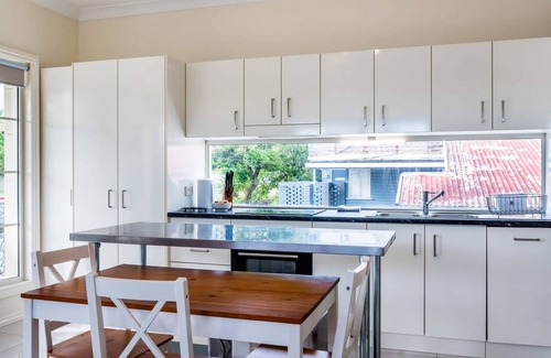 Ashgrove Apartment | Contemporary 2BR Escape Upper Level Sanctuary