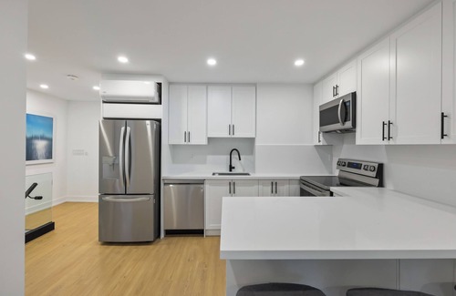 Midtown Toronto Apartment | Contemporary 3 Bedroom Apt in Midtown Toronto