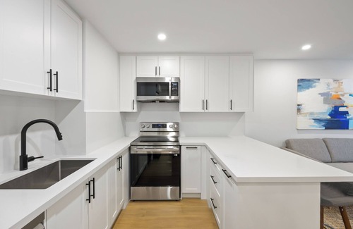 Midtown Toronto Apartment | Contemporary 3 Bedroom Apt in Midtown Toronto