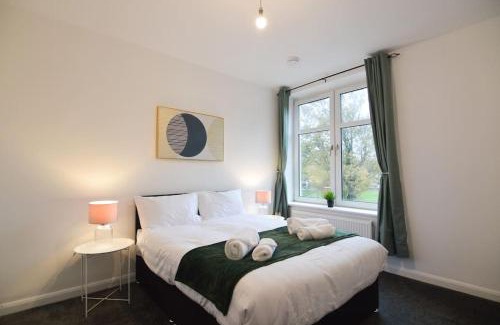 Kirkcaldy Apartment | Contemporary 3 Bedroom Flat