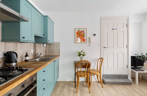 Roath Apartment | Contemporary Apt with Balcony by Black Door Stays