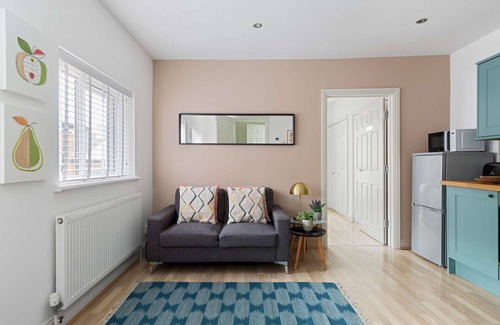 Roath Apartment | Contemporary Apt with Balcony by Black Door Stays