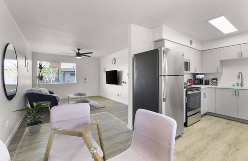 Camelback East Condo | Contemporary Condo in Central Biltmore area