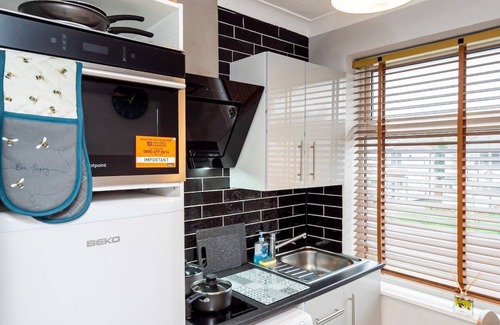 Little Hay Apartment | Contemporary expansive apartment upper