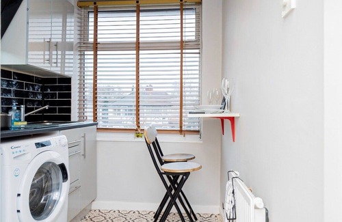 Little Hay Apartment | Contemporary expansive apartment upper