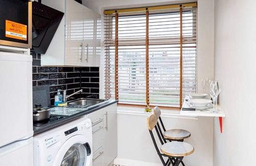 Little Hay Apartment | Contemporary expansive apartment upper