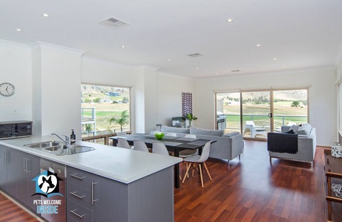 Normanville House | Contemporary Golf Course Frontage 3BRn