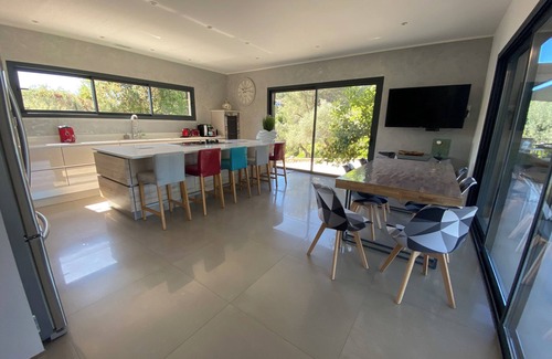 Sollies-Toucas House | Contemporary house 25 minutes from the beach