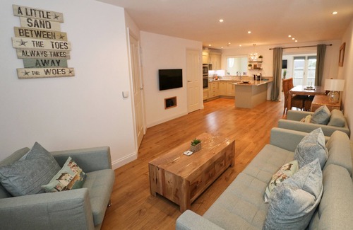 St Merryn House | Contemporary house, lovely village location, close to beaches.