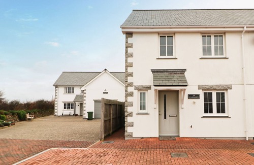 St Merryn House | Contemporary house, lovely village location, close to beaches.