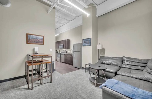 Waldron Apartment | Contemporary Loft Close to Airport Fast Wi-Fi Free Parking