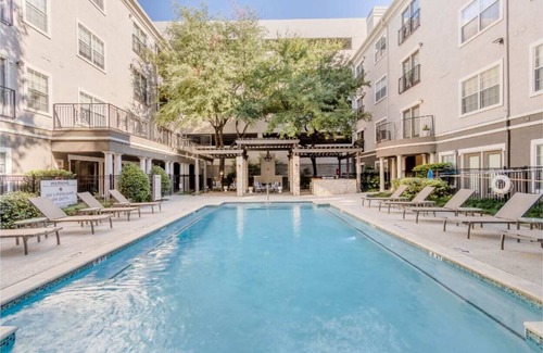 Far North Dallas Apartment | Contemporary Mid-Rise Apartment by Downtown Dallas