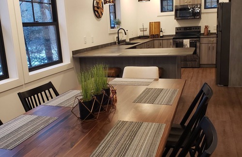 Bodines Cottage | Contemporary Mountain Gem- 20 mins to Williamsport- w/Creek Views- Sleeps 6