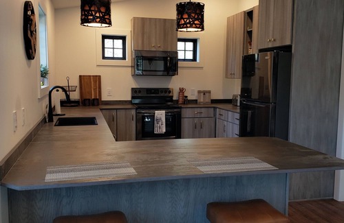 Bodines Cottage | Contemporary Mountain Gem- 20 mins to Williamsport- w/Creek Views- Sleeps 6