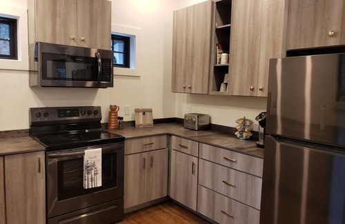 Bodines Cottage | Contemporary Mountain Gem- 20 mins to Williamsport- w/Creek Views- Sleeps 6