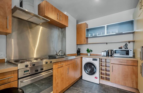 Bunhill Apartment | Contemporary One Bedroom Apartment in City Road, London by MySquare