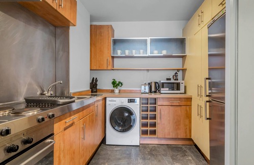 Bunhill Apartment | Contemporary One Bedroom Apartment in City Road, London by MySquare