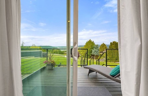 Bryn Mawr-Skyway House | Contemporary Seattle View Home