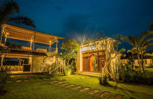Mushroom Bay Cottage | Contemporary Teak Cottage in Lembongan, Walk Distance to Beach
