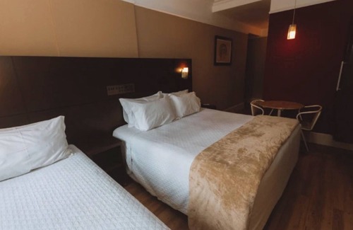 Republica Hotel | Contemporary Triple Casal Stay with Stylish Touches Near São Paulo Sights