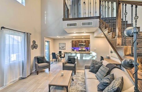 Las Vegas House | Contemporary Vegas Townhome w/Community Pool