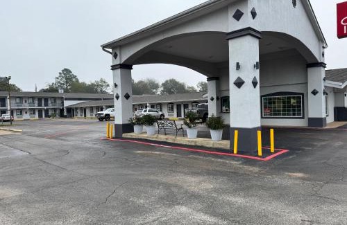 Nacogdoches Hotel | Continental Inn and Suites Nacogdoches TX SFA University Downtown