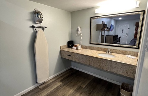 Nacogdoches Hotel | Continental Inn & Suites Nacogdoches TX/SFA University/Downtown
