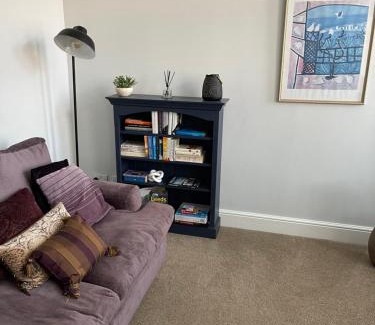 Wakefield Apartment | Contractors Business and Families enjoy Fast WiFi Large Screen Smart TV and SKY Sports in this Spotless apartment