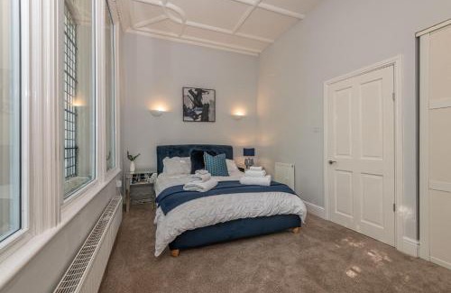Wakefield Apartment | Contractors Business and Families enjoy Fast WiFi Large Screen Smart TV and SKY Sports in this Spotless apartment