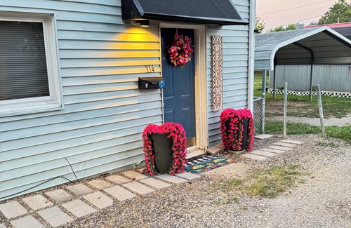 Huntington Apartment | Convenient 1-BR - Fenced Backyard - Extended Stays wanted