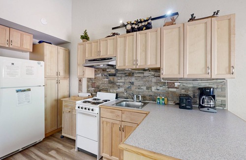 Kings Beach Condo | Convenient condo near the lake with shared pool & hot tub