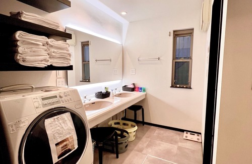 Toshima House | Convenient for sightseeing|Walking distance from Komagome Station|A house for rent in a shopping arcade📍.