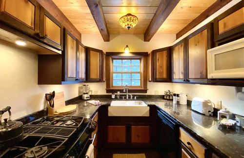 Priest River House | Convenient location 2 miles to Priest Lake for families & work-cation stays!