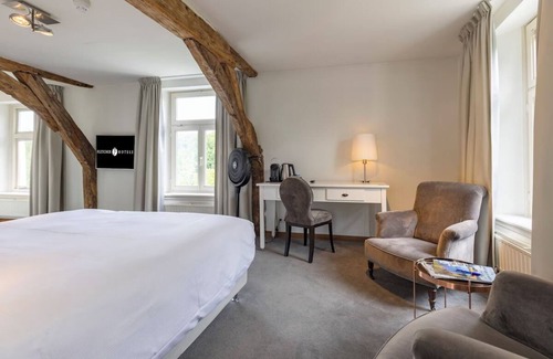 Baarlo Hotel | Convenient Location with Free Parking, Free Dining! Close to Kasteel D'Erp!