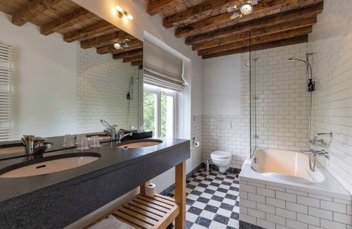 Baarlo Hotel | Convenient Location with Free Parking, Free Dining! Close to Kasteel D'Erp!