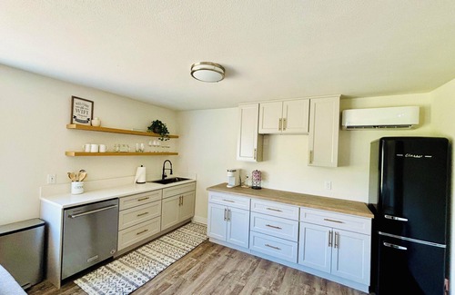 Tukwila House | Convenient modern 2br home, 5 mins from airport.