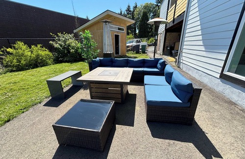Tukwila House | Convenient modern 2br home, 5 mins from airport.