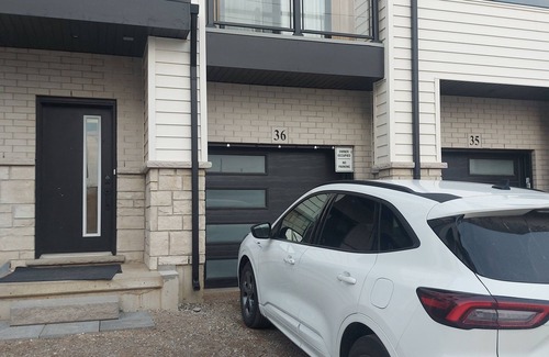 County of Brant Apartment | Convenient room for a peaceful stay in Paris