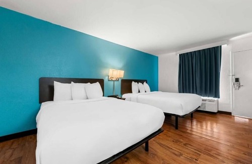 Hamilton Hotel | Convenient Room Right in I-22 | 3 Family Ready Stays w/Free Breakfast