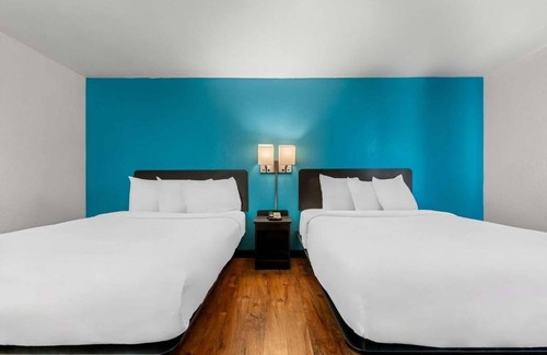 Hamilton Hotel | Convenient Room Right in I-22 | 3 Family Ready Stays w/Free Breakfast