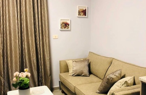 Al Swaifyeh Apartment | Convenient studio 13 mins to downtown - steps away to great food, cafes, shops