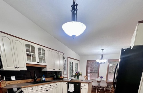 Sicamous House | Convenient summer home