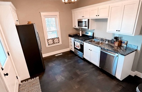 Jefferson City House | Convenient to downtown and highways in Jefferson City, spacious all to yourself