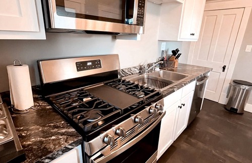 Jefferson City House | Convenient to downtown and highways in Jefferson City, spacious all to yourself