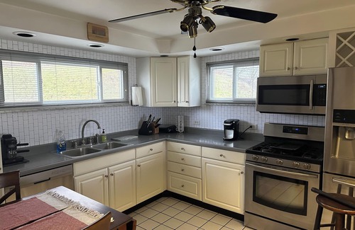 Green Tree House | Convenient to DT, Airport, Stadiums-Free Parking!